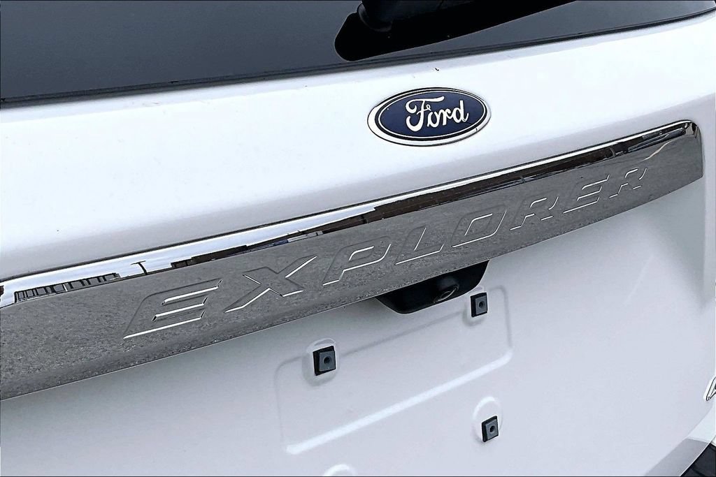 Certified 2023 Ford Explorer Limited w/ Limited Technology Package AWD/4WD image 8