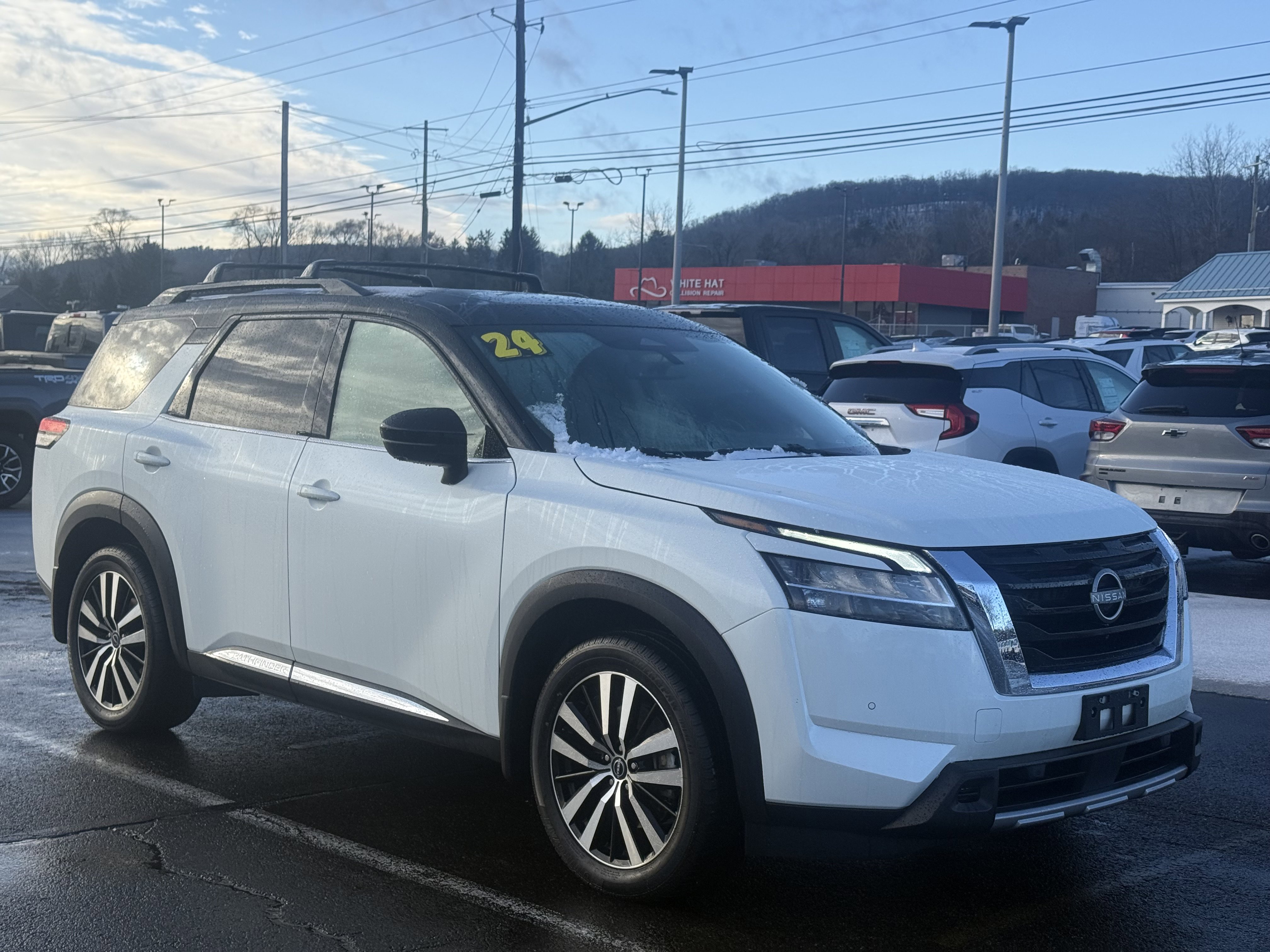 Used 2024 Nissan Pathfinder Platinum image 1