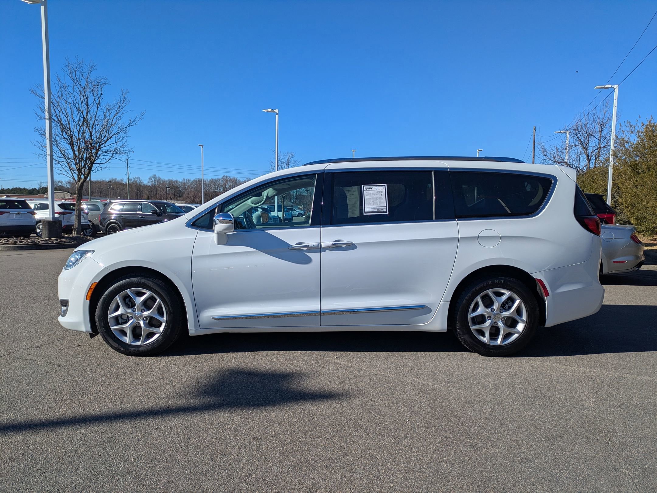 Used 2020 Chrysler Pacifica Limited image 2
