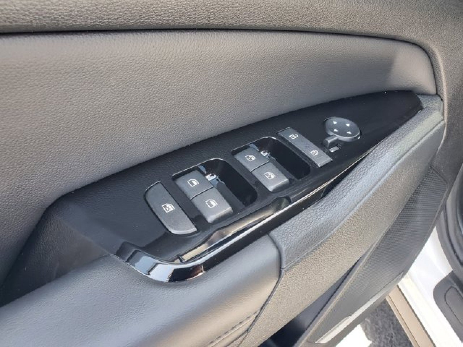 Used 2024 Kia Sportage EX image 13