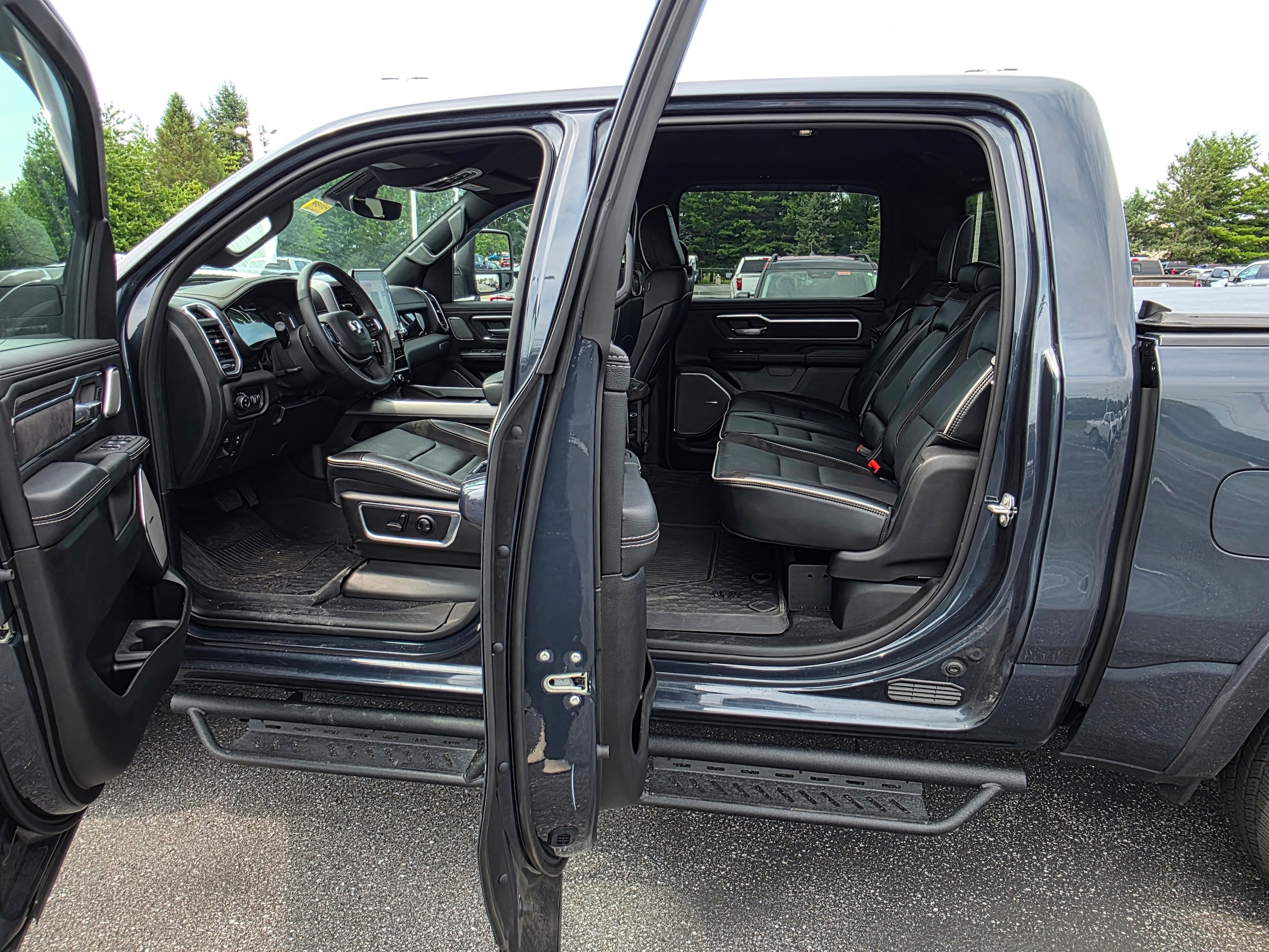 Used 2025 RAM 1500 Laramie AWD/4WD image 10