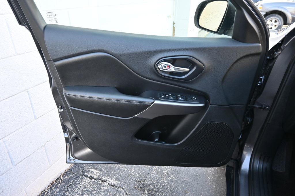 Used 2019 Jeep Cherokee Latitude Plus w/ Comfort/Convenience Group AWD/4WD image 19