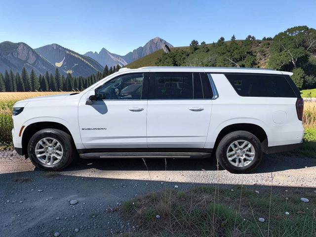 Used 2025 Chevrolet Suburban LT AWD/4WD image 3