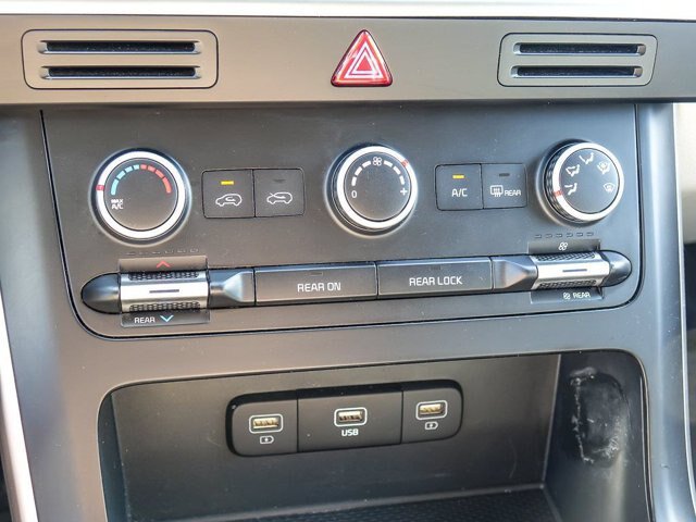Used 2023 Kia Carnival LX FWD image 24