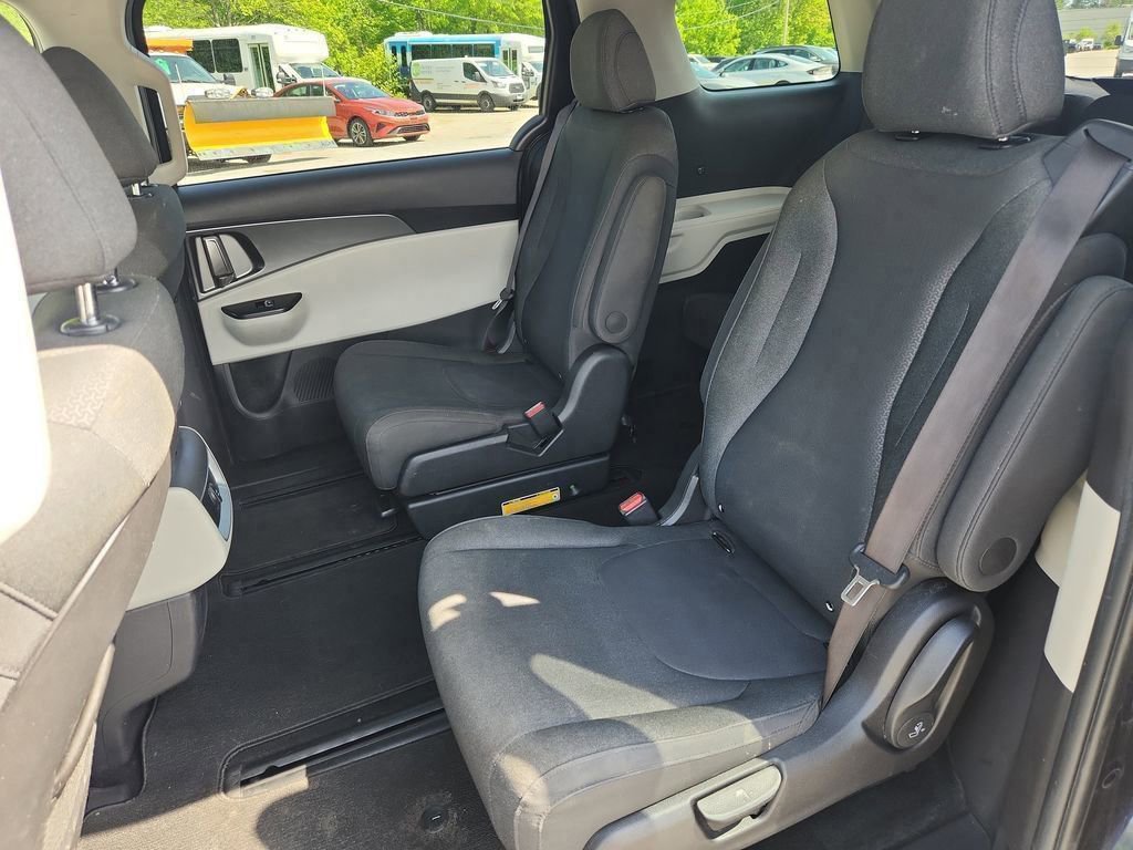 Used 2023 Kia Carnival LX image 20