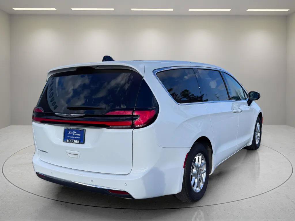 Used 2023 Chrysler Pacifica Touring-L FWD image 7