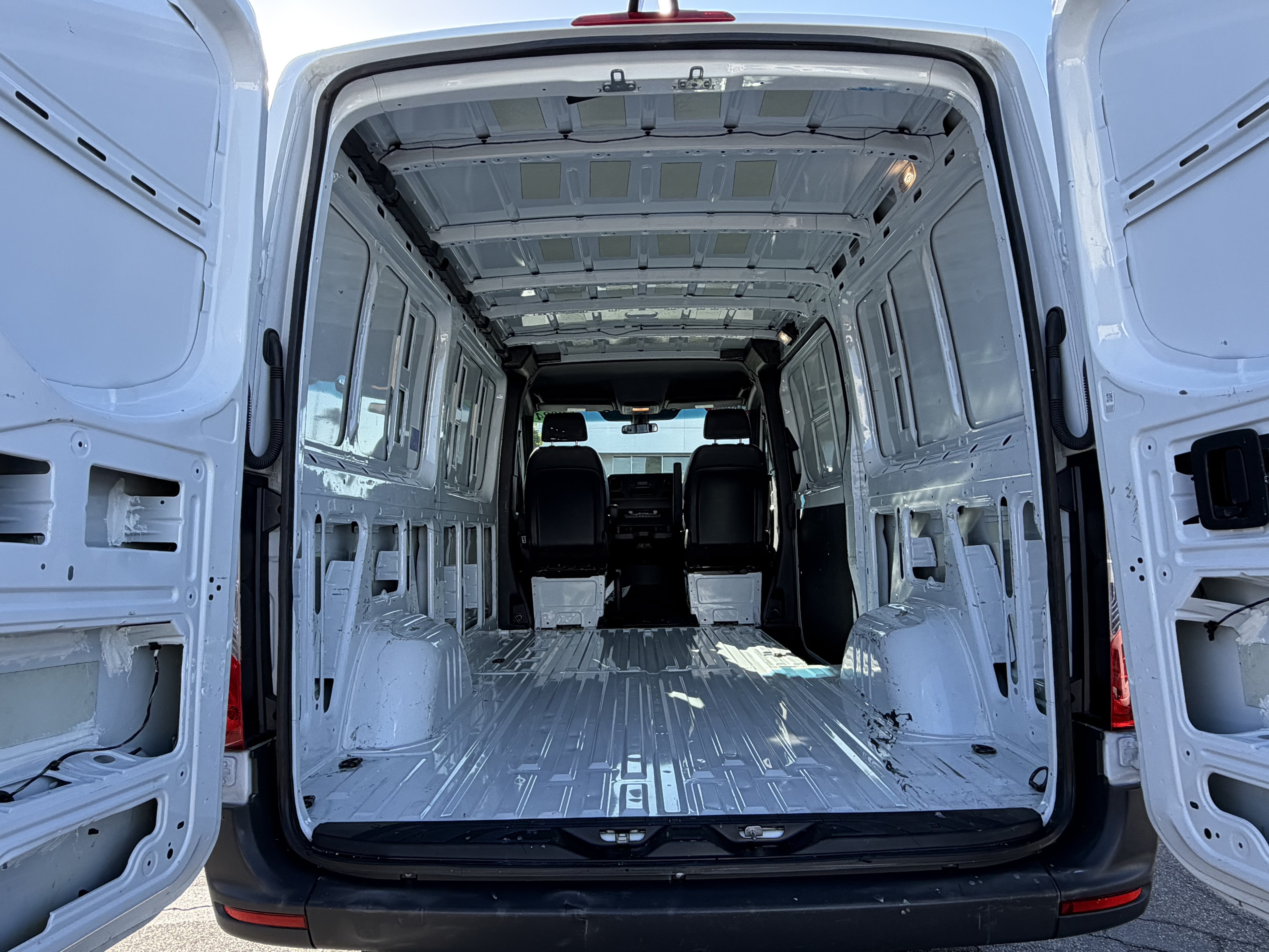 Used 2024 Mercedes-Benz Sprinter 2500 image 9