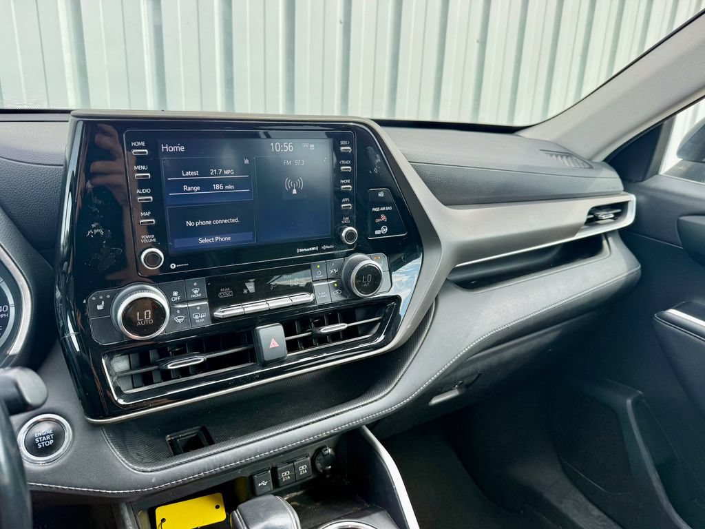 Used 2021 Toyota Highlander XLE AWD/4WD image 19