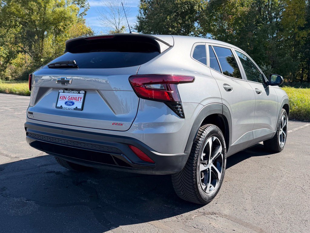Used 2025 Chevrolet Trax RS FWD image 9