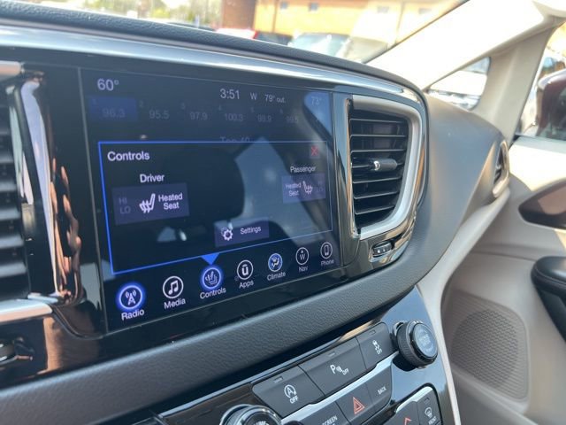 Used 2017 Chrysler Pacifica Touring-L w/ Tire & Wheel Group FWD image 15