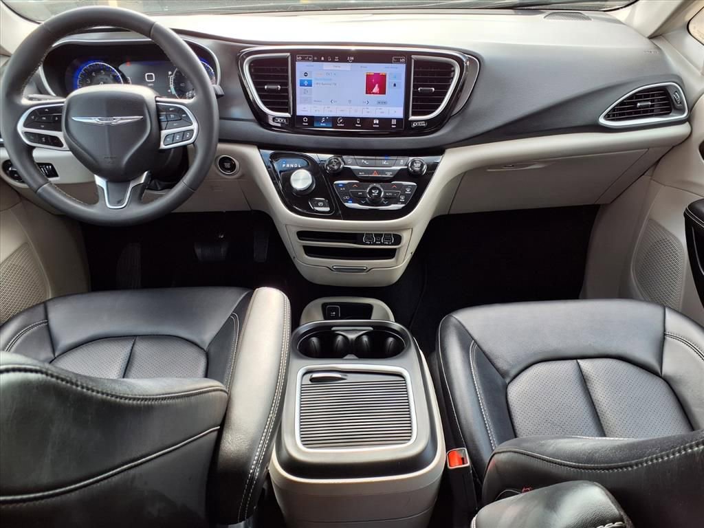 Used 2024 Chrysler Pacifica Touring-L image 9