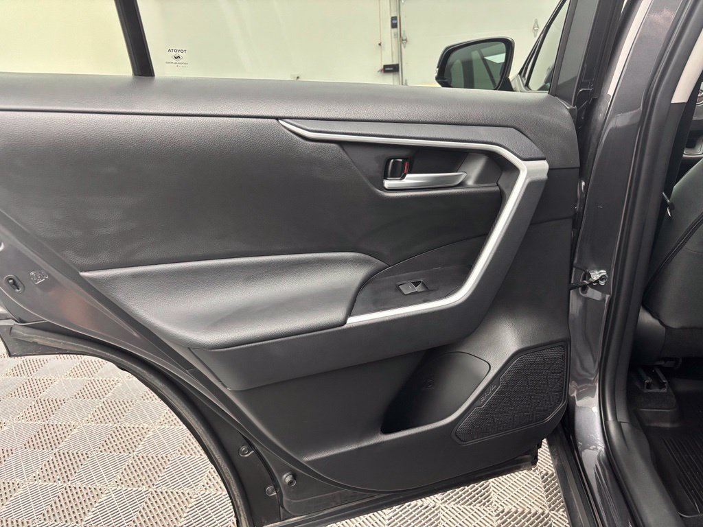 Used 2025 Toyota RAV4 XLE AWD/4WD image 33