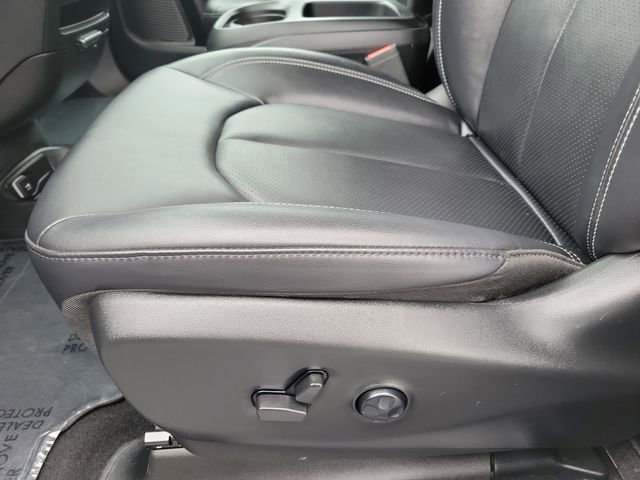 Used 2025 Chrysler Pacifica Select image 21
