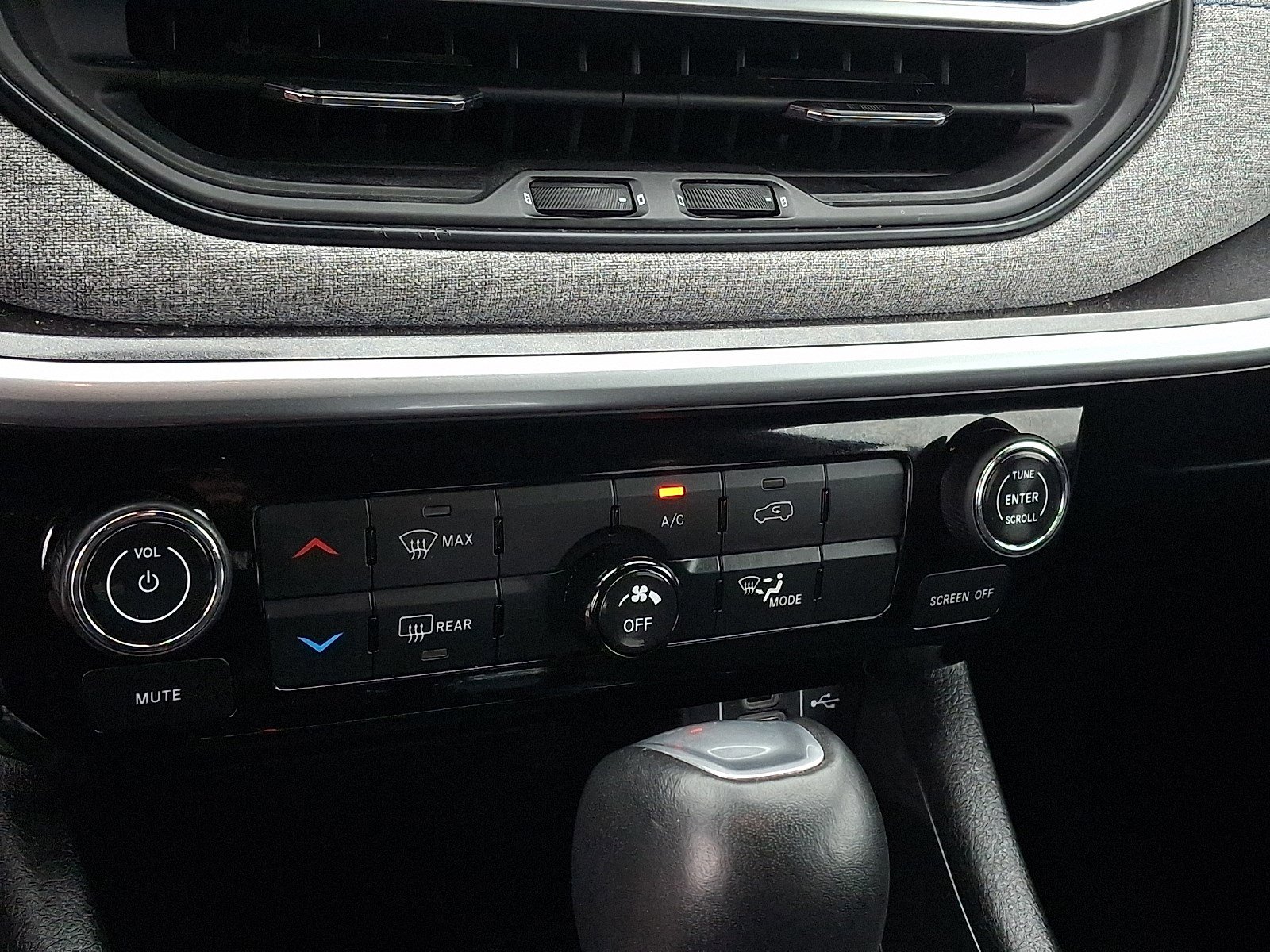 Used 2024 Jeep Compass Latitude image 14