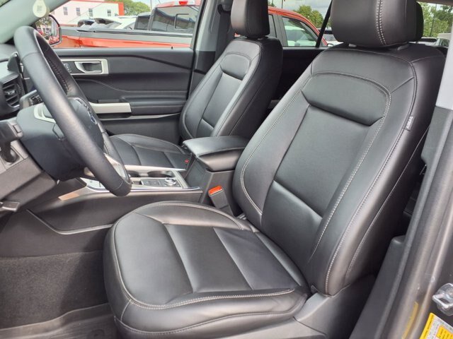 Certified 2024 Ford Explorer XLT w/ Equipment Group 202A AWD/4WD image 4