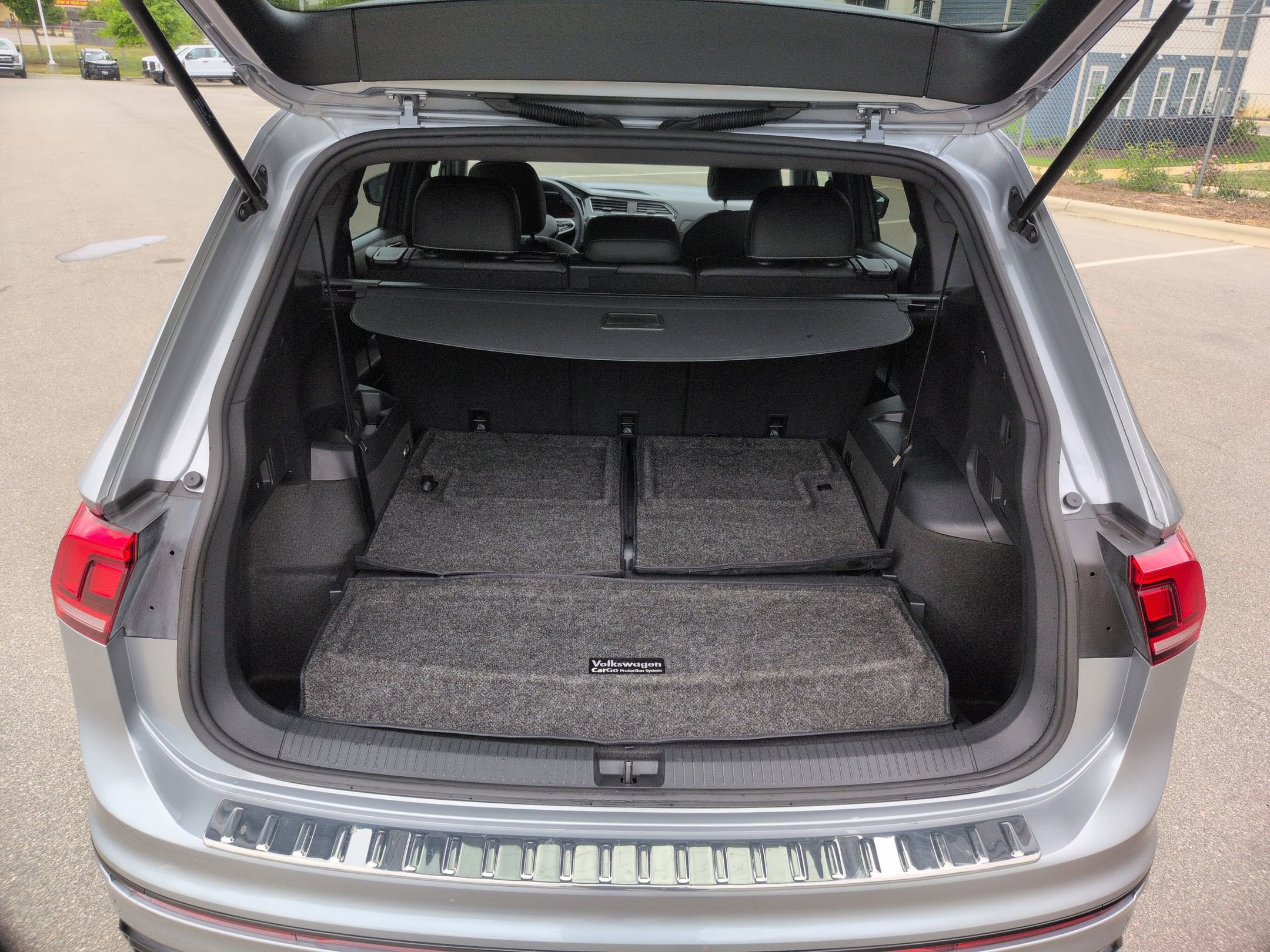 Used 2023 Volkswagen Tiguan SE R-Line FWD image 32