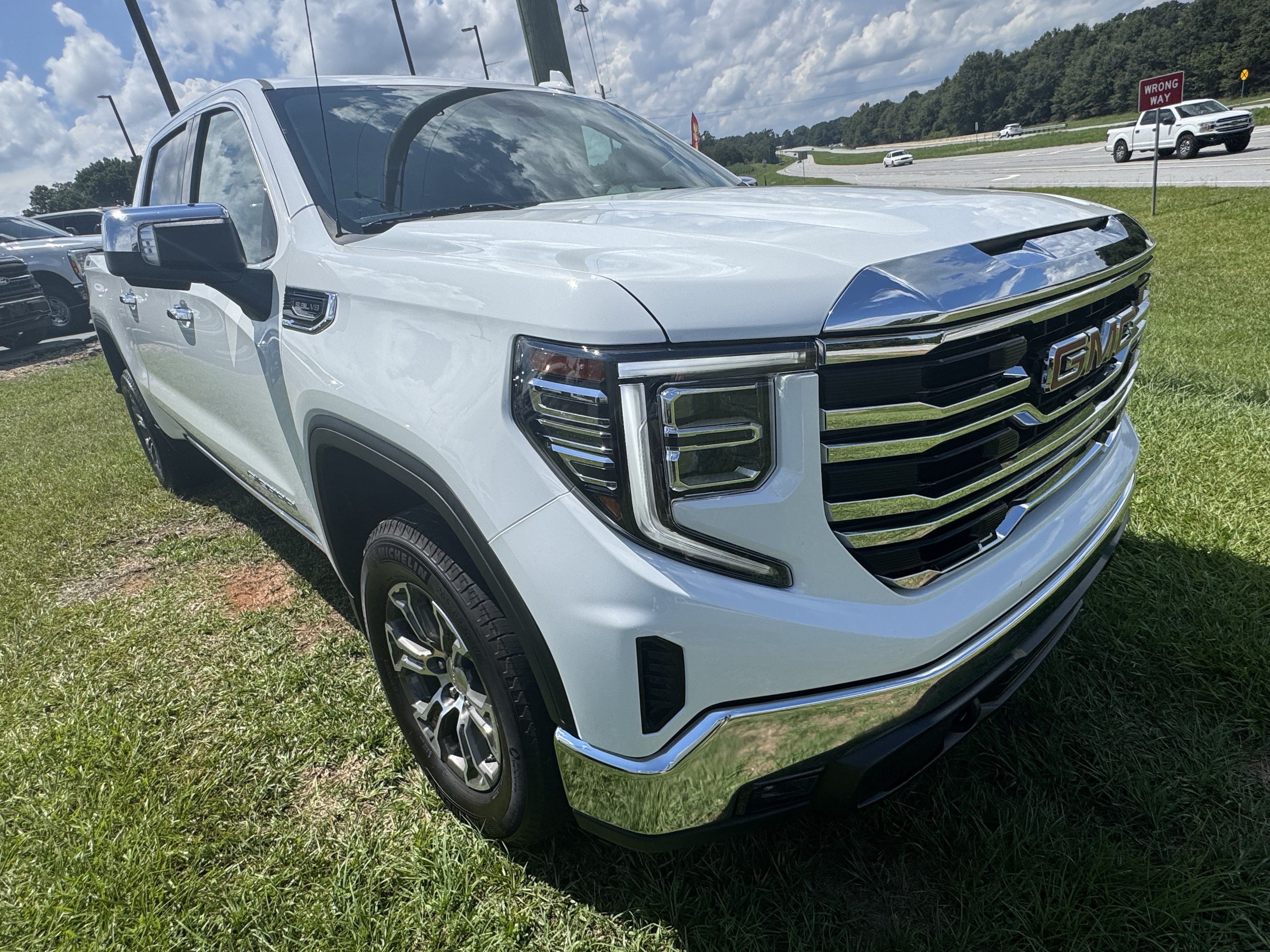 Used 2025 GMC Sierra 1500 SLT AWD/4WD image 4