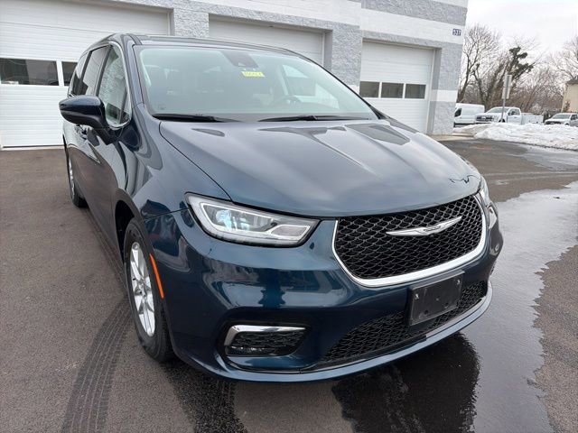 Used 2023 Chrysler Pacifica Touring-L image 2