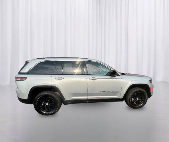 Used 2023 Jeep Grand Cherokee Laredo w/ Luxury Tech Group I AWD/4WD image 26