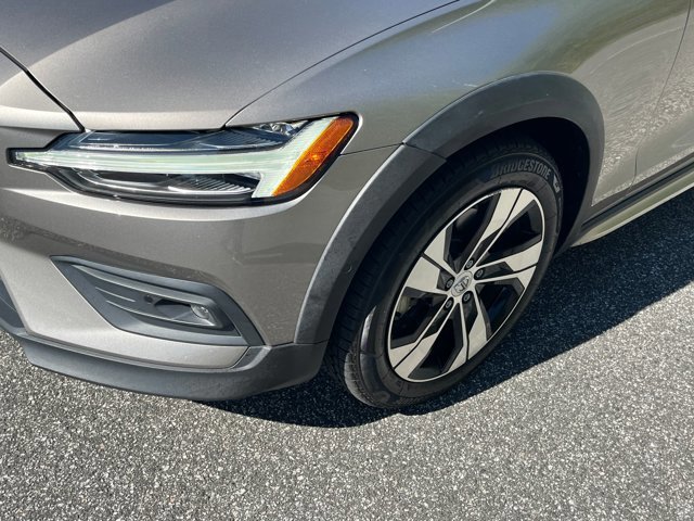 Used 2021 Volvo V60 T5 Cross Country image 10