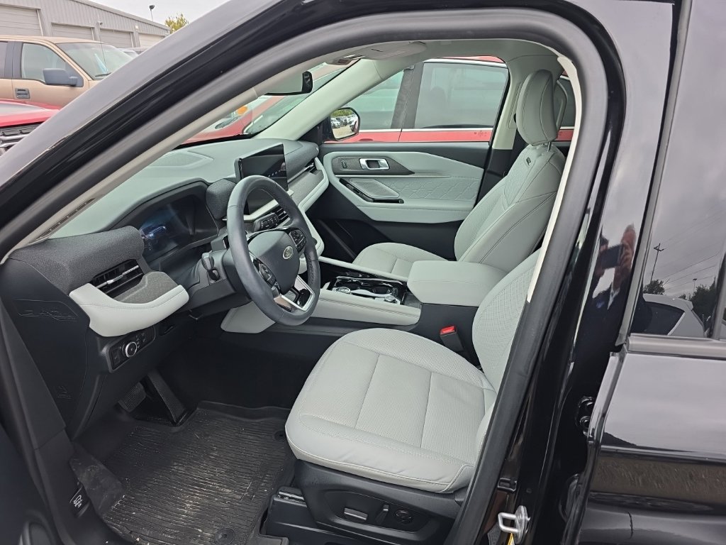 Certified 2025 Ford Explorer Platinum w/ Ultimate Package RWD image 4
