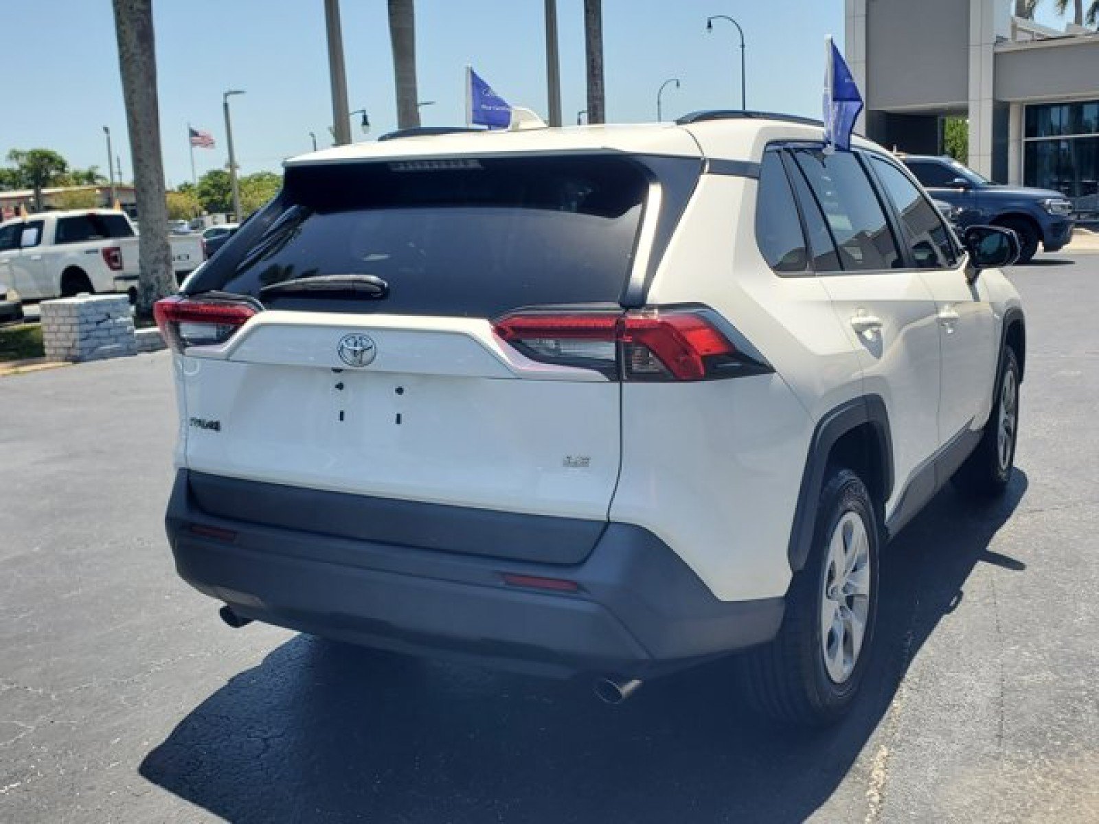 Used 2020 Toyota RAV4 LE FWD image 7