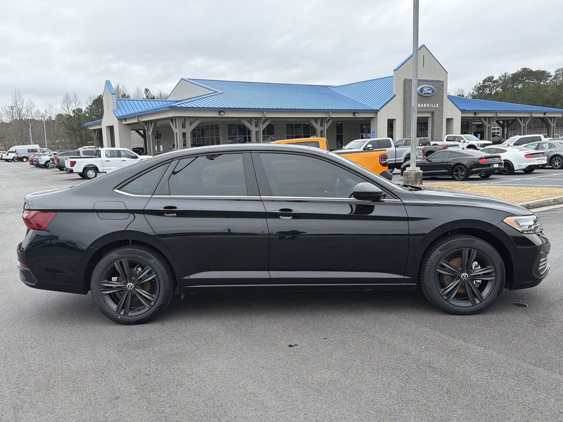 Used 2024 Volkswagen Jetta SE w/ Panoramic Sunroof Package image 2