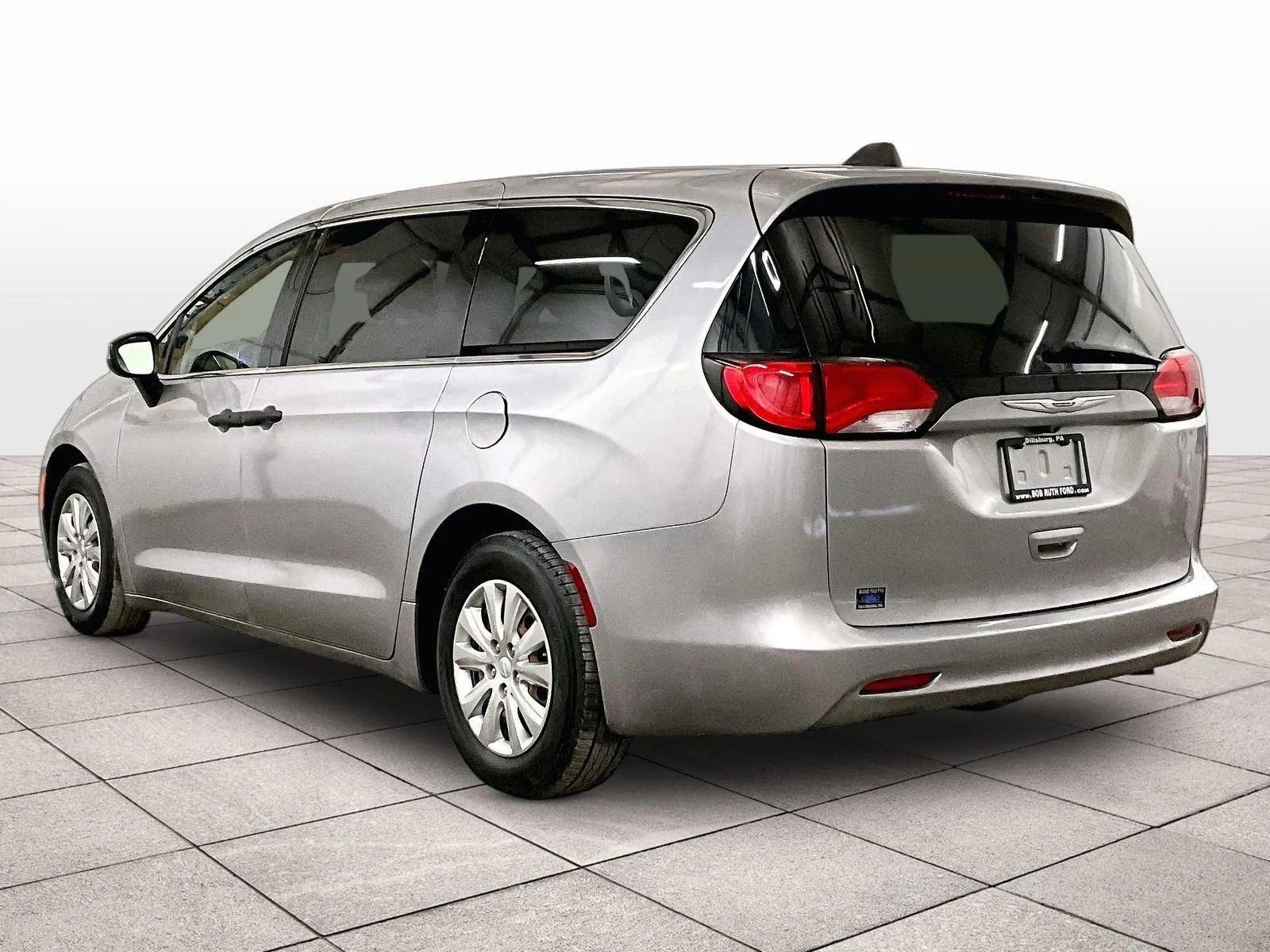 Used 2020 Chrysler Voyager L image 10