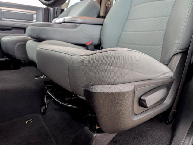 Used 2018 RAM 1500 Classic SLT AWD/4WD image 14