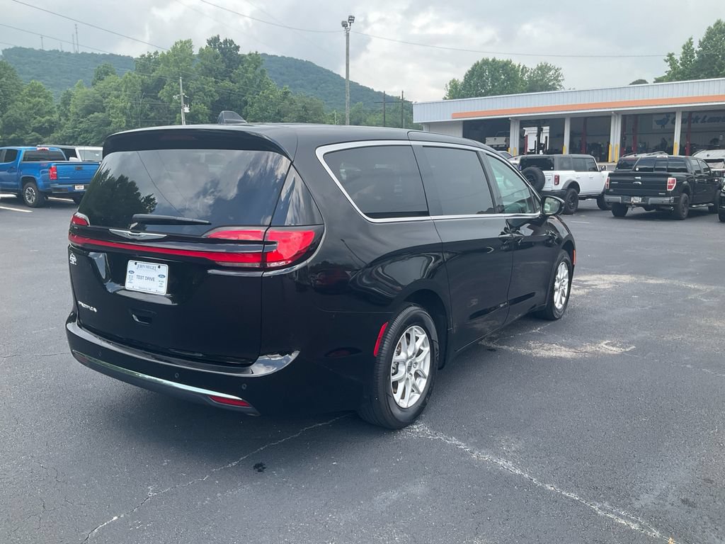 Used 2024 Chrysler Pacifica Touring-L FWD image 5