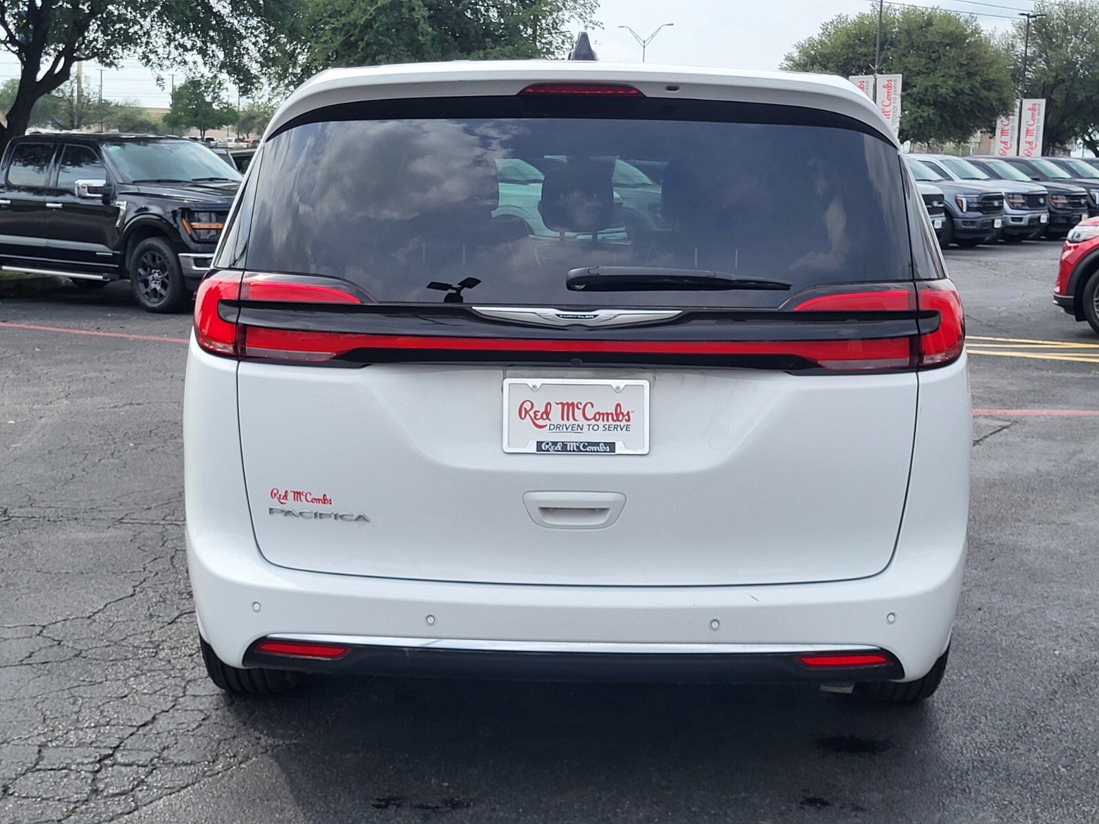 Used 2025 Chrysler Pacifica Select image 4