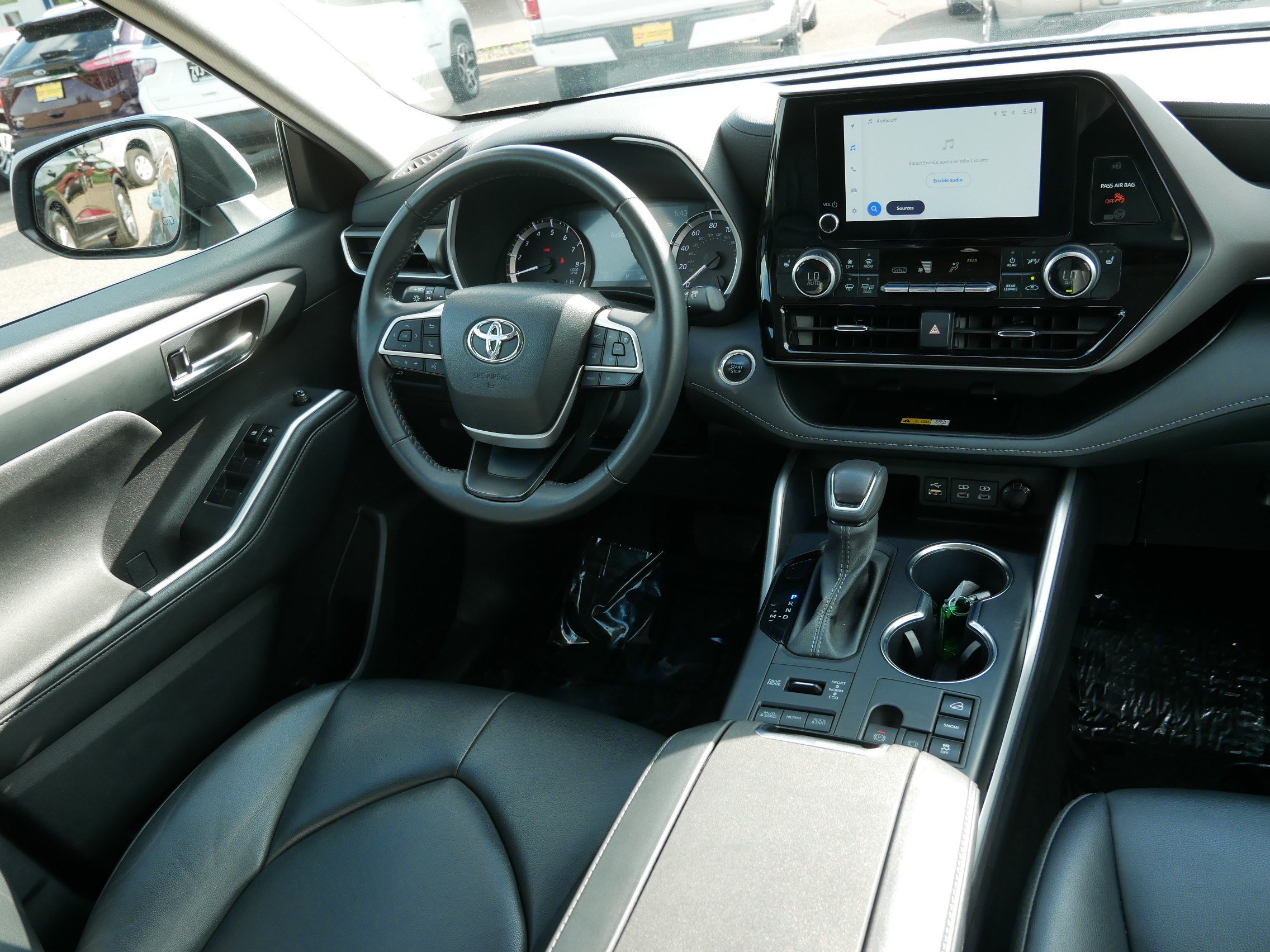 Used 2024 Toyota Highlander XLE AWD/4WD image 9