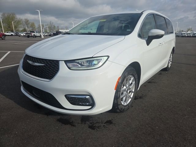 Used 2023 Chrysler Pacifica Touring-L FWD image 2