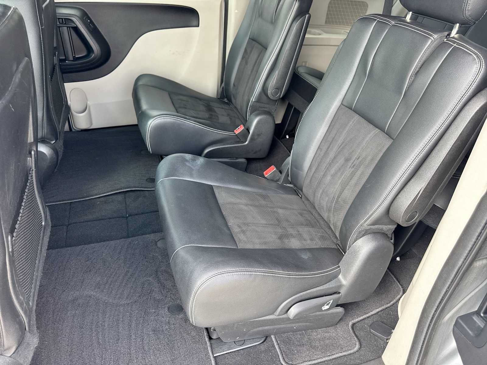 Used 2019 Dodge Grand Caravan SXT w/ Rear Park Assist Package FWD image 19
