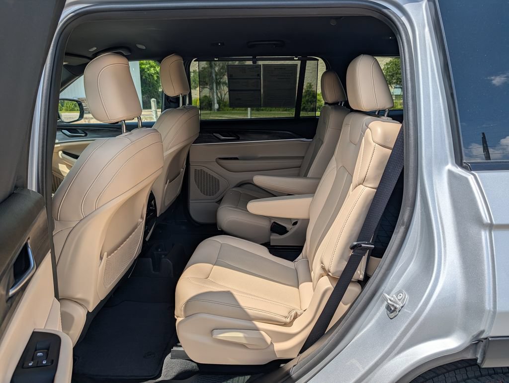 Used 2023 Jeep Grand Cherokee L Limited w/ Luxury Tech Group II AWD/4WD image 25