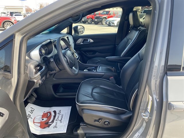 Used 2025 Chrysler Pacifica Limited image 26