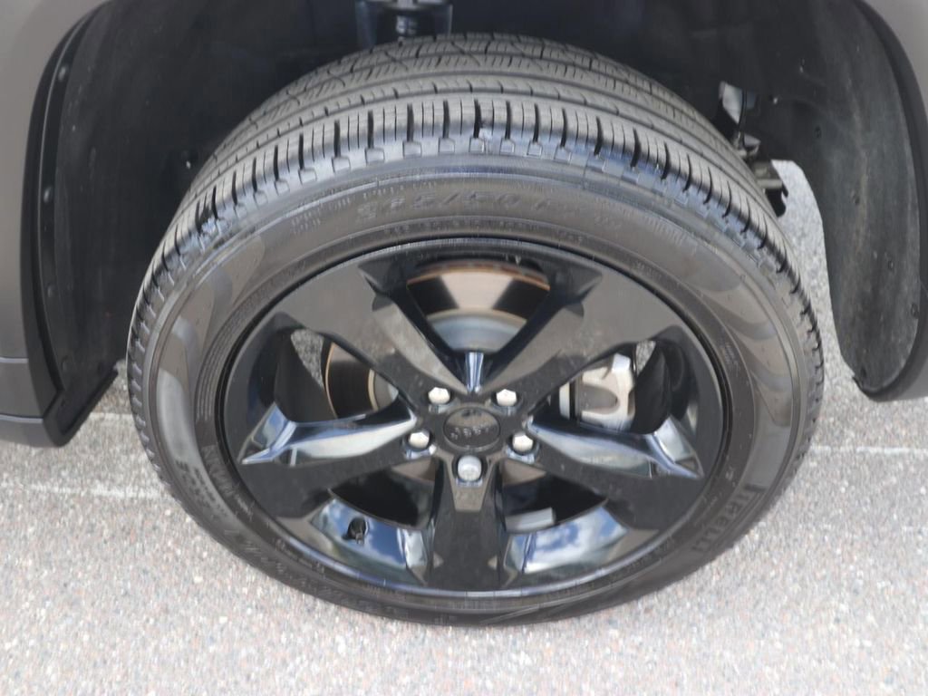 Used 2025 Jeep Grand Cherokee L Limited w/ Black Appearance Package AWD/4WD image 18