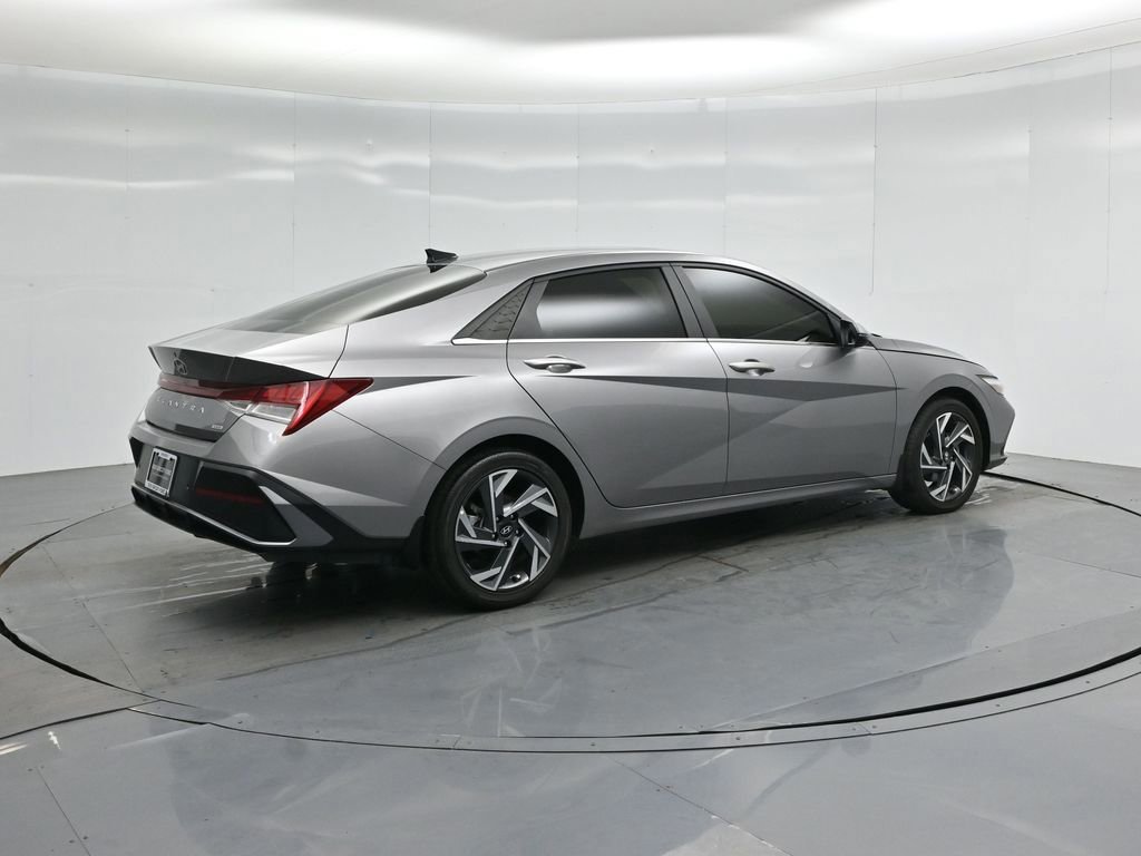 Used 2024 Hyundai Elantra Limited image 12