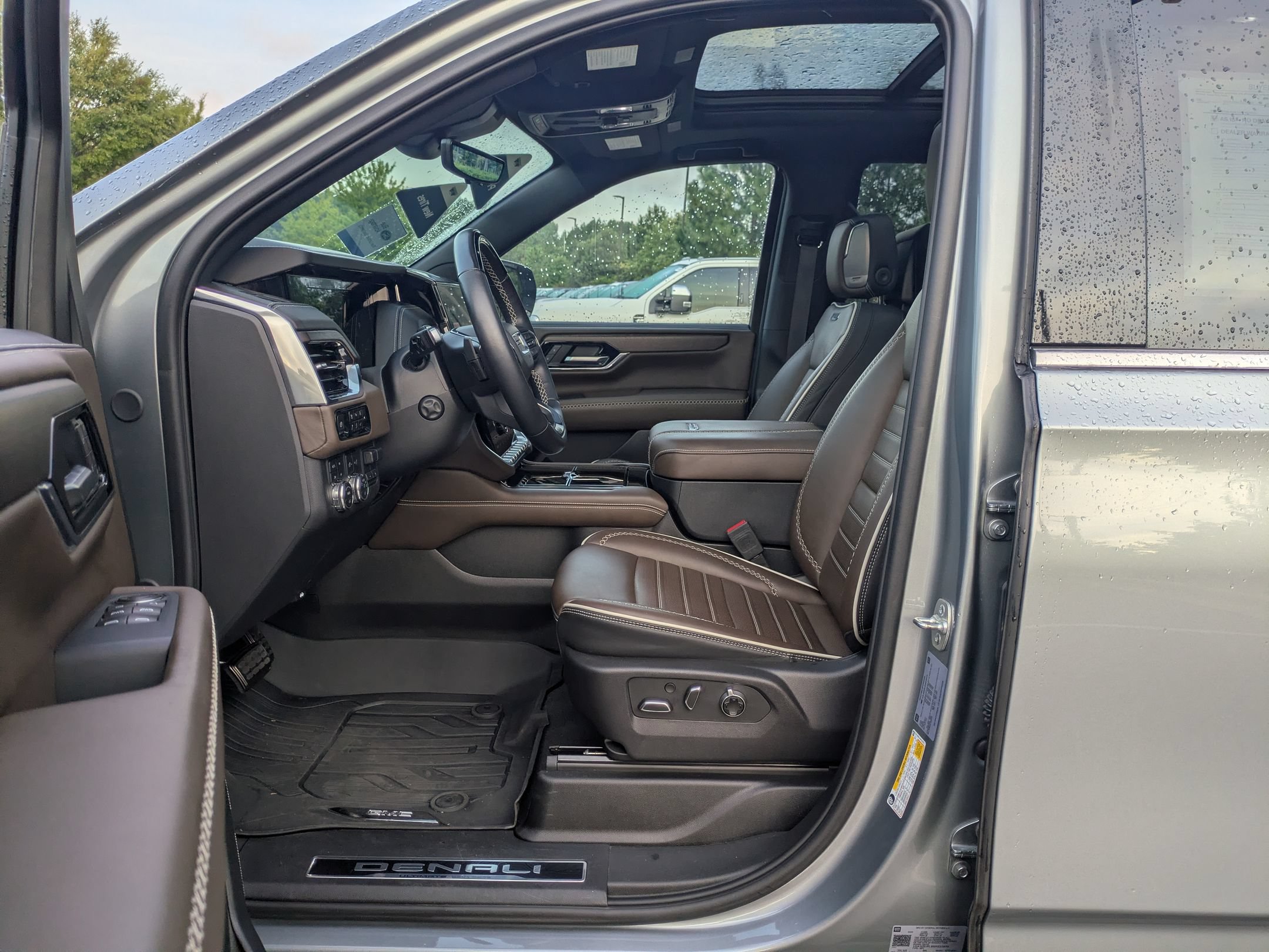 Used 2025 GMC Yukon Denali Ultimate AWD/4WD image 12
