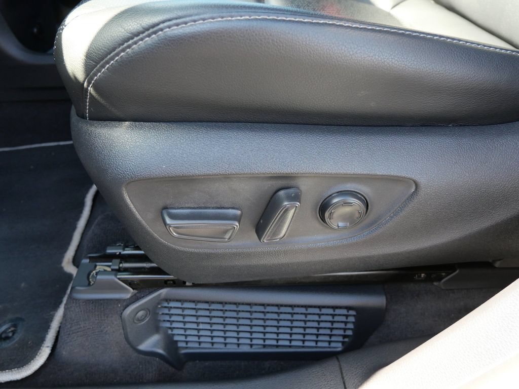 Used 2023 Toyota Sienna XSE AWD/4WD image 18
