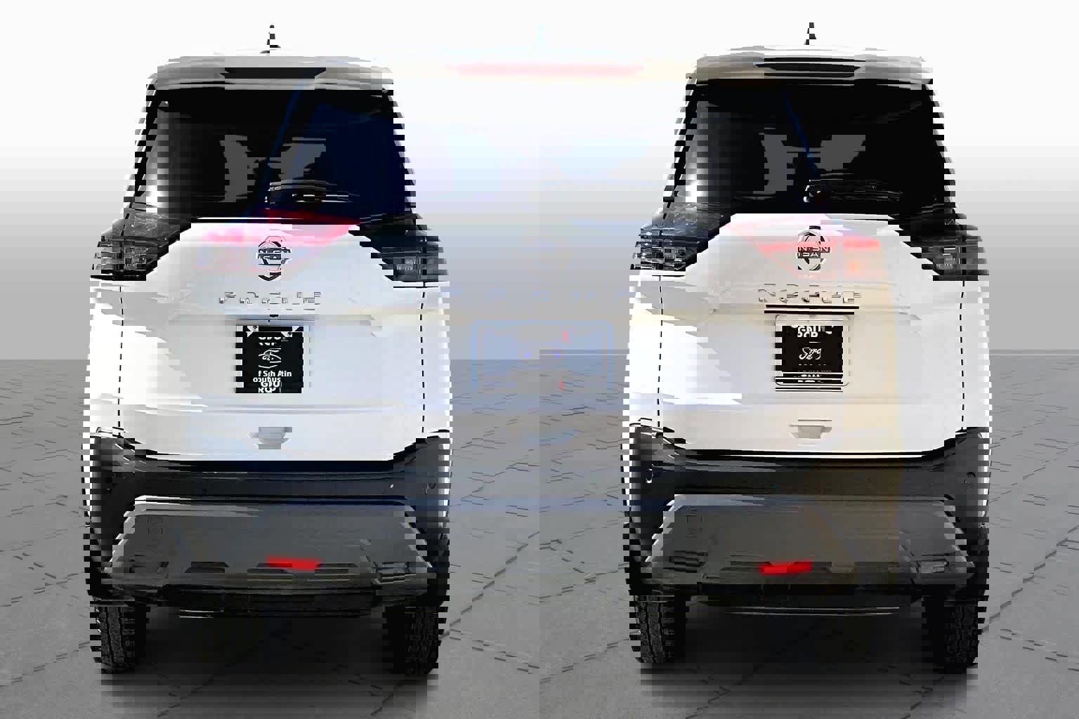 Used 2023 Nissan Rogue S image 2