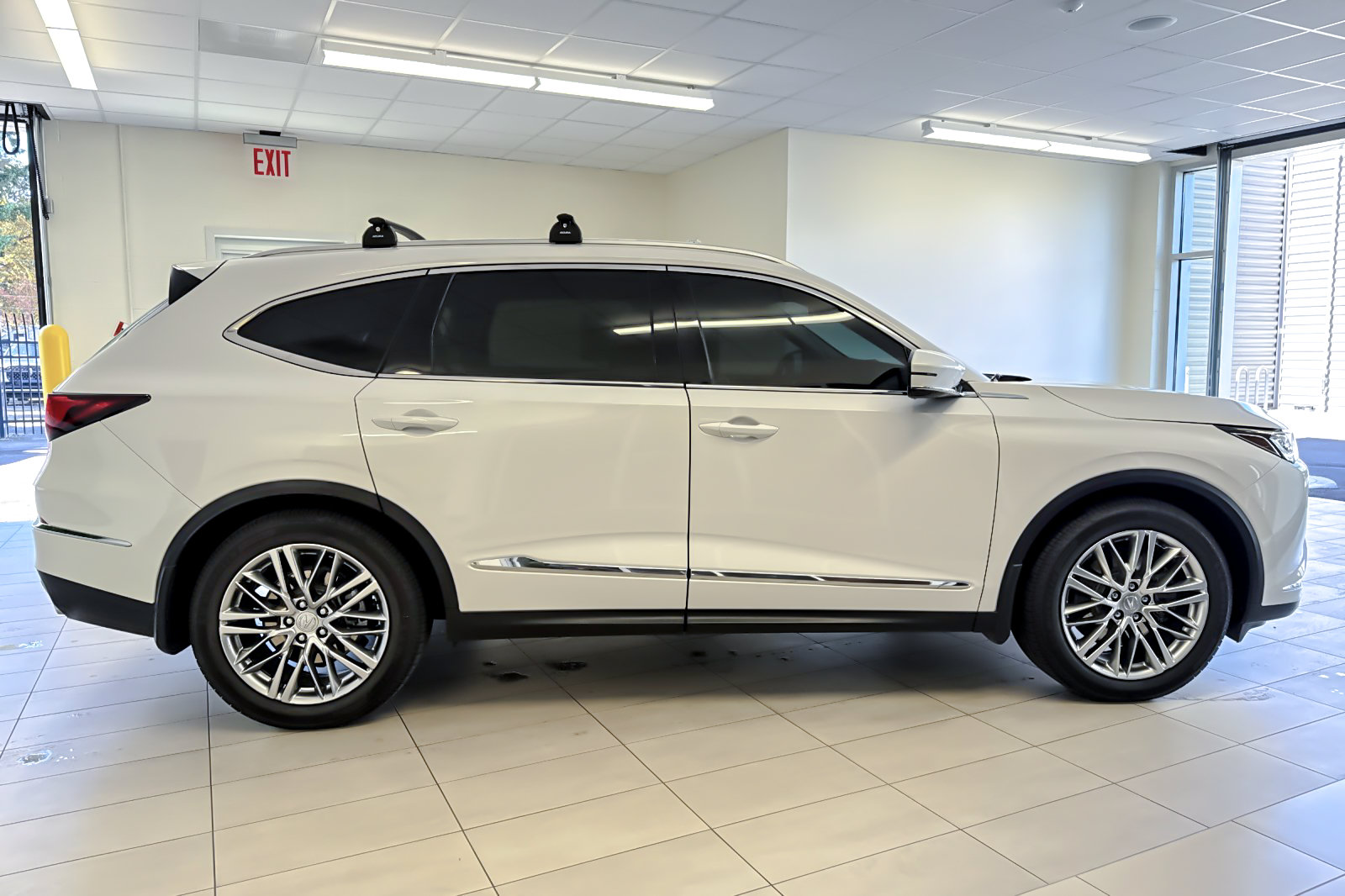 Used 2023 Acura MDX w/ Advance Package AWD/4WD image 3