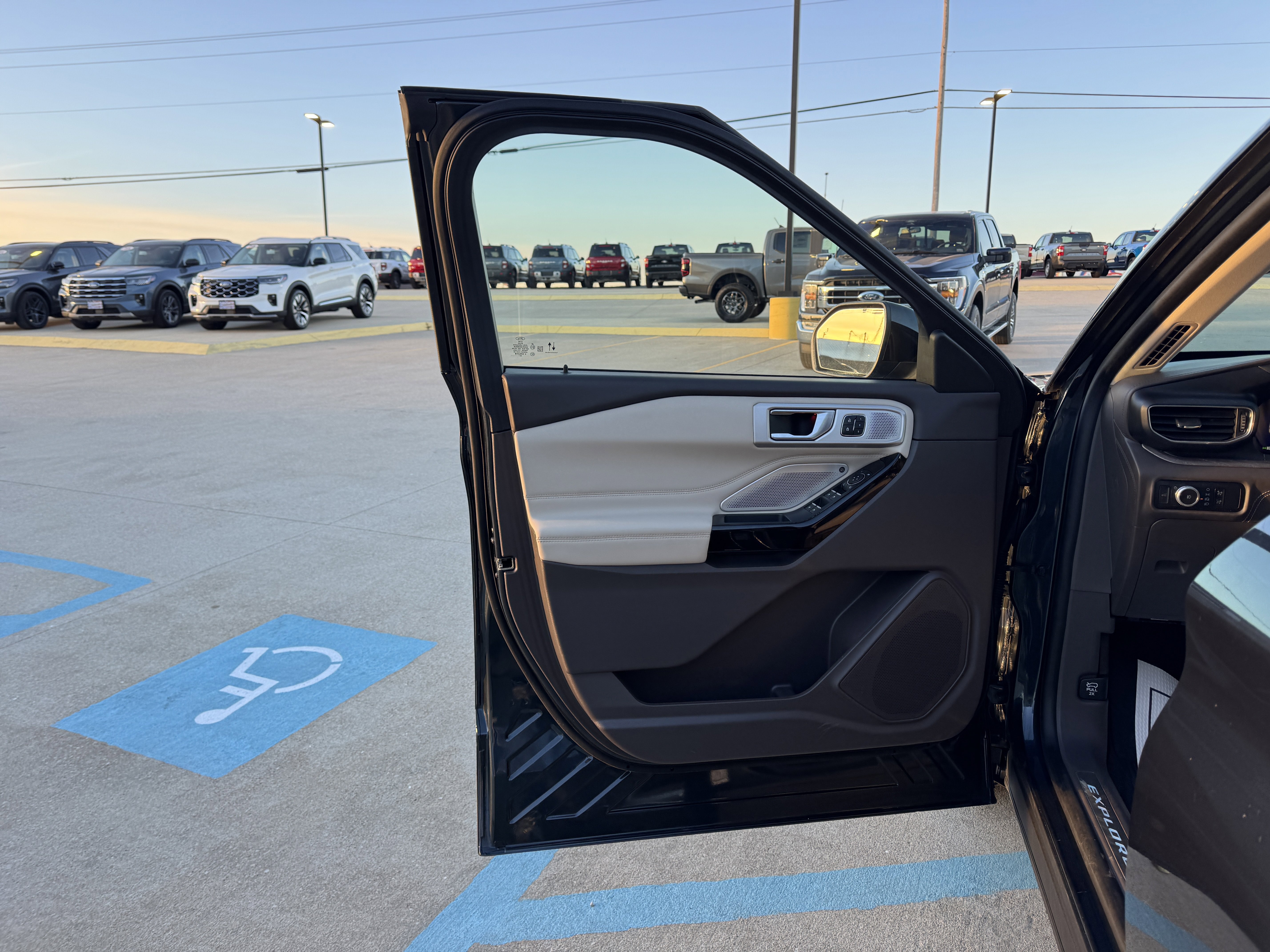 Certified 2022 Ford Explorer Platinum w/ Equipment Group 601A image 7