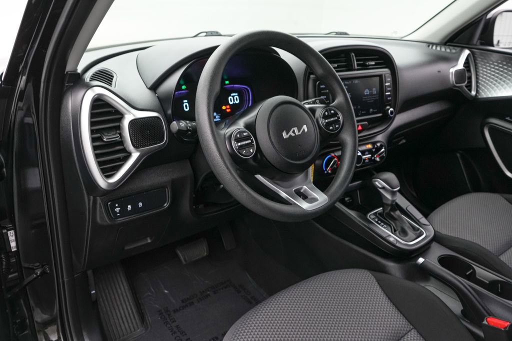 Used 2025 Kia Soul LX FWD image 13