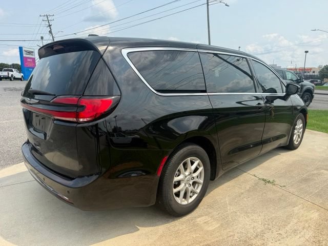 Used 2024 Chrysler Pacifica Touring-L FWD image 10
