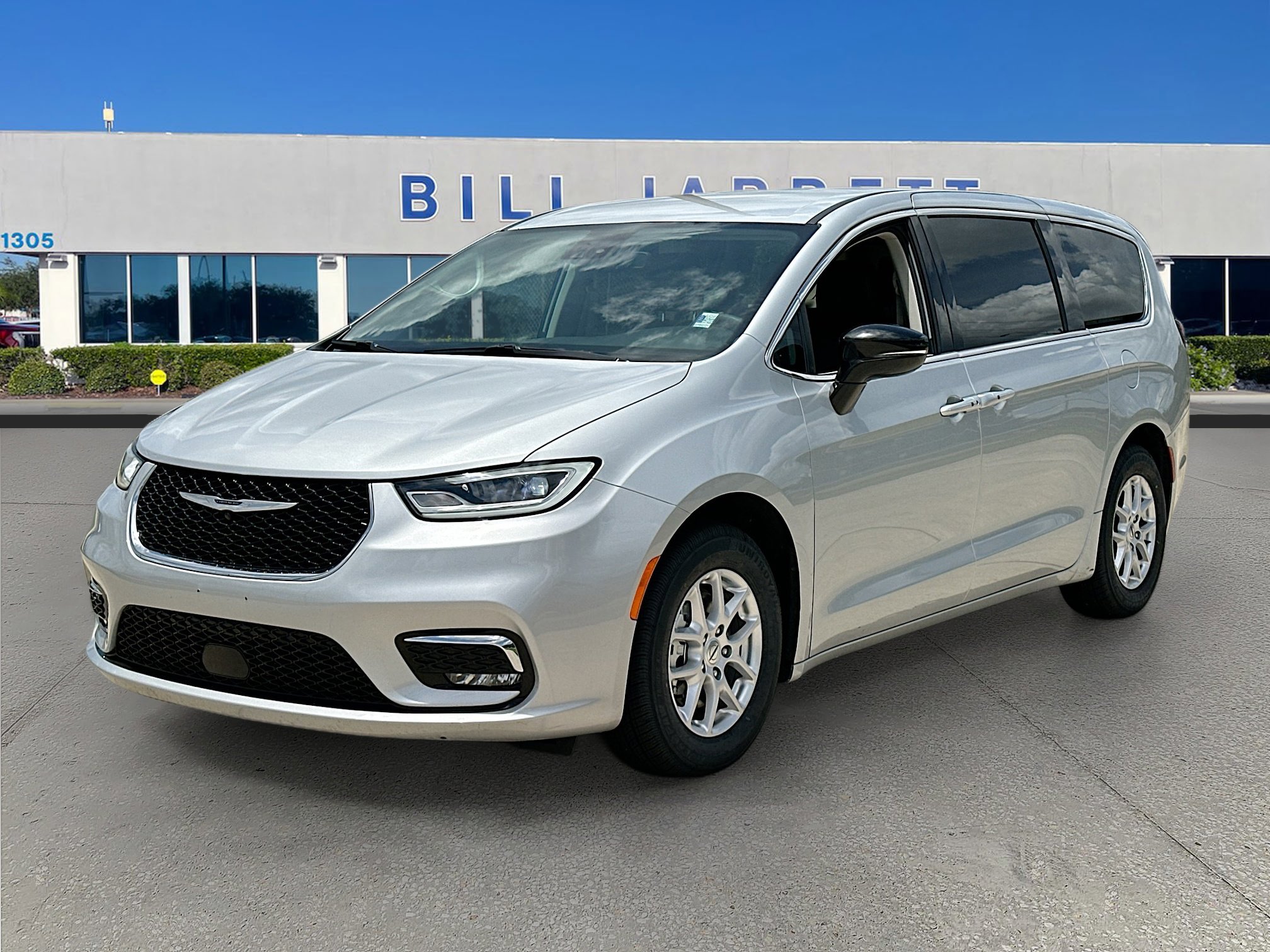 Used 2024 Chrysler Pacifica Touring-L FWD image 3