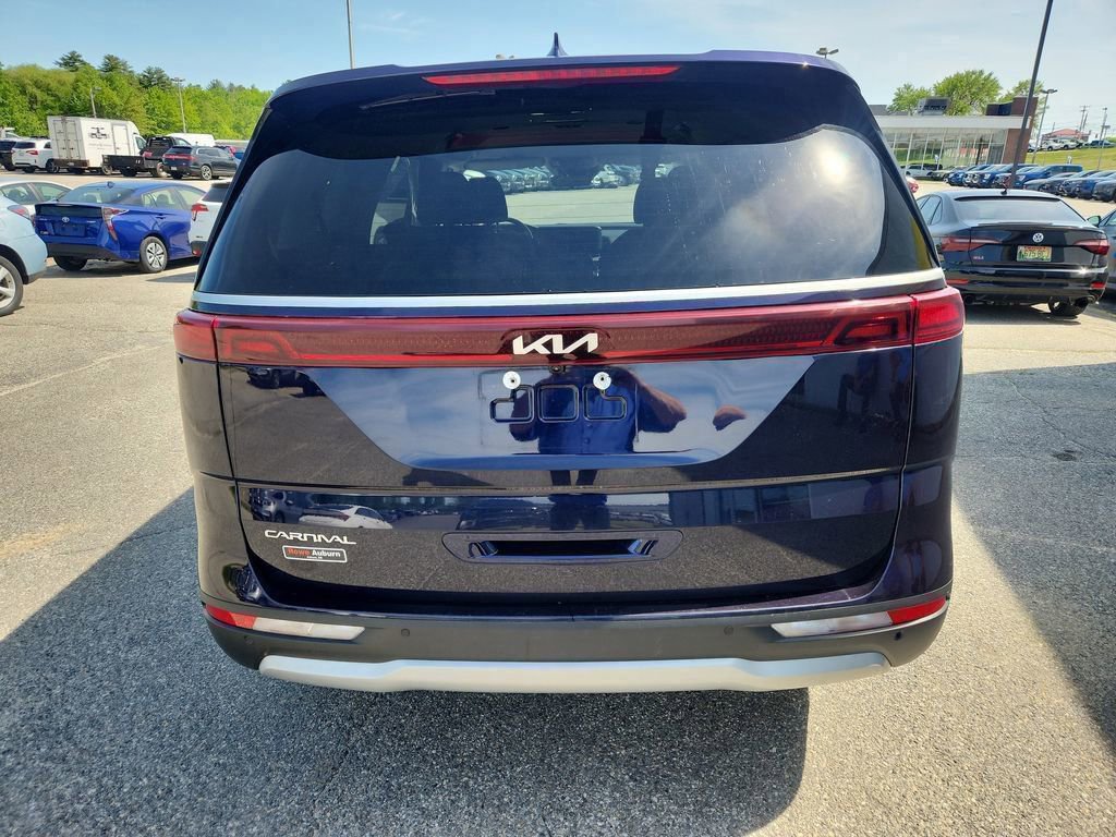 Used 2023 Kia Carnival LX image 12