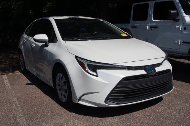 Used 2024 Toyota Corolla LE FWD image 2