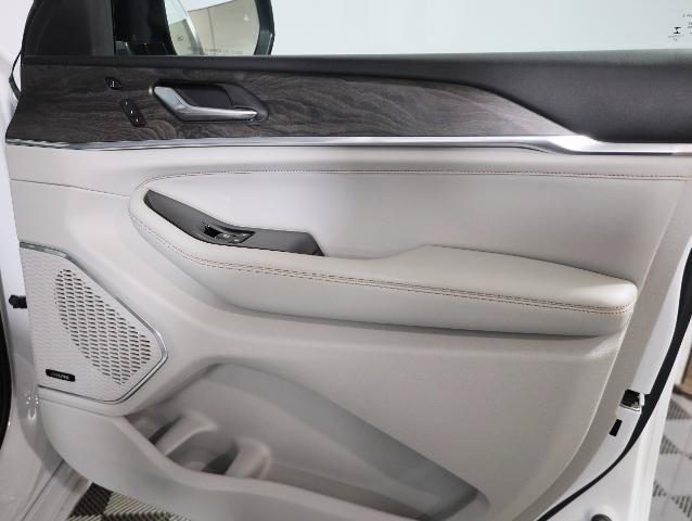 Used 2022 Jeep Grand Cherokee Overland w/ Luxury Tech Group IV AWD/4WD image 30