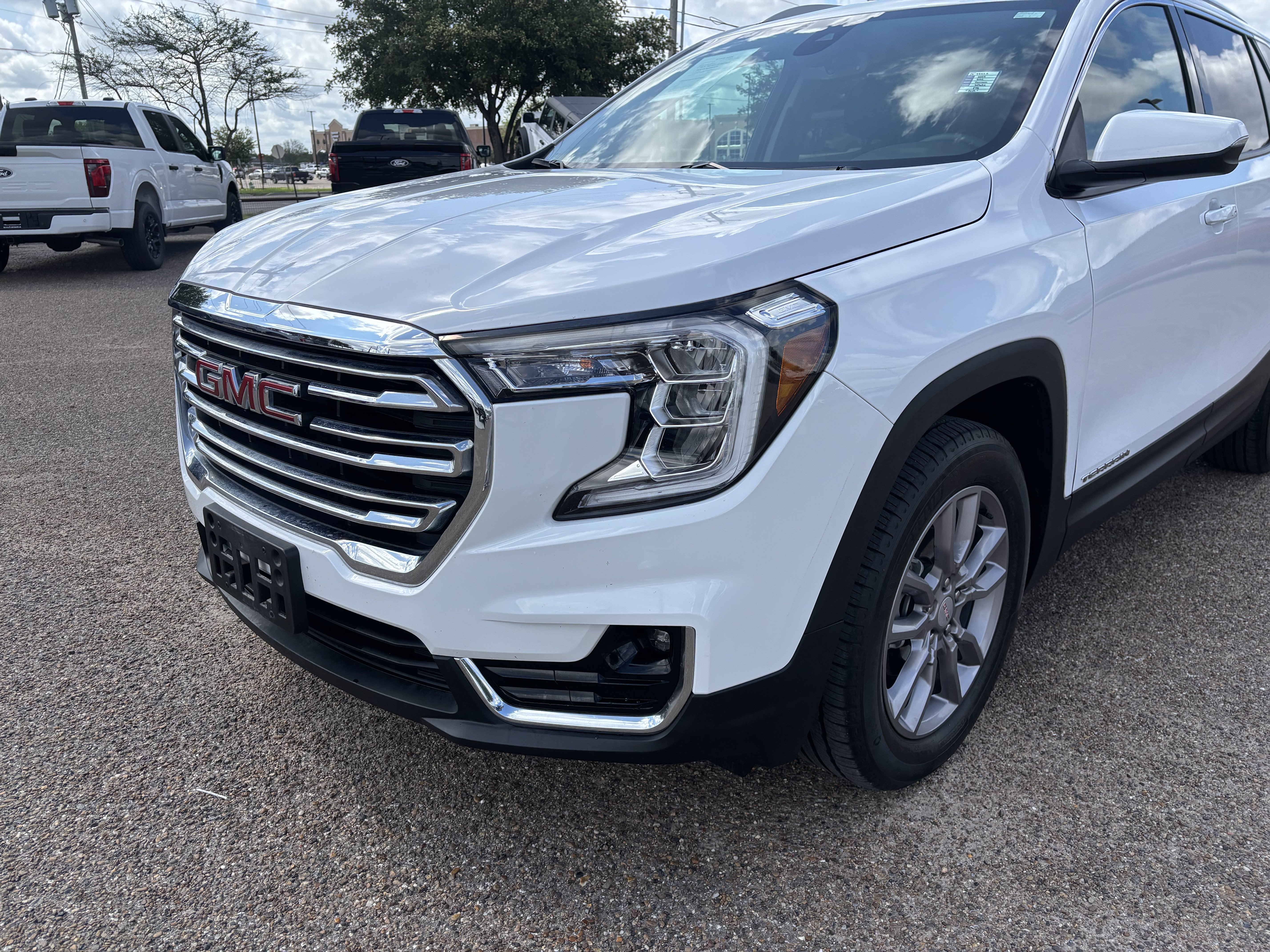 Used 2024 GMC Terrain SLT AWD/4WD image 7